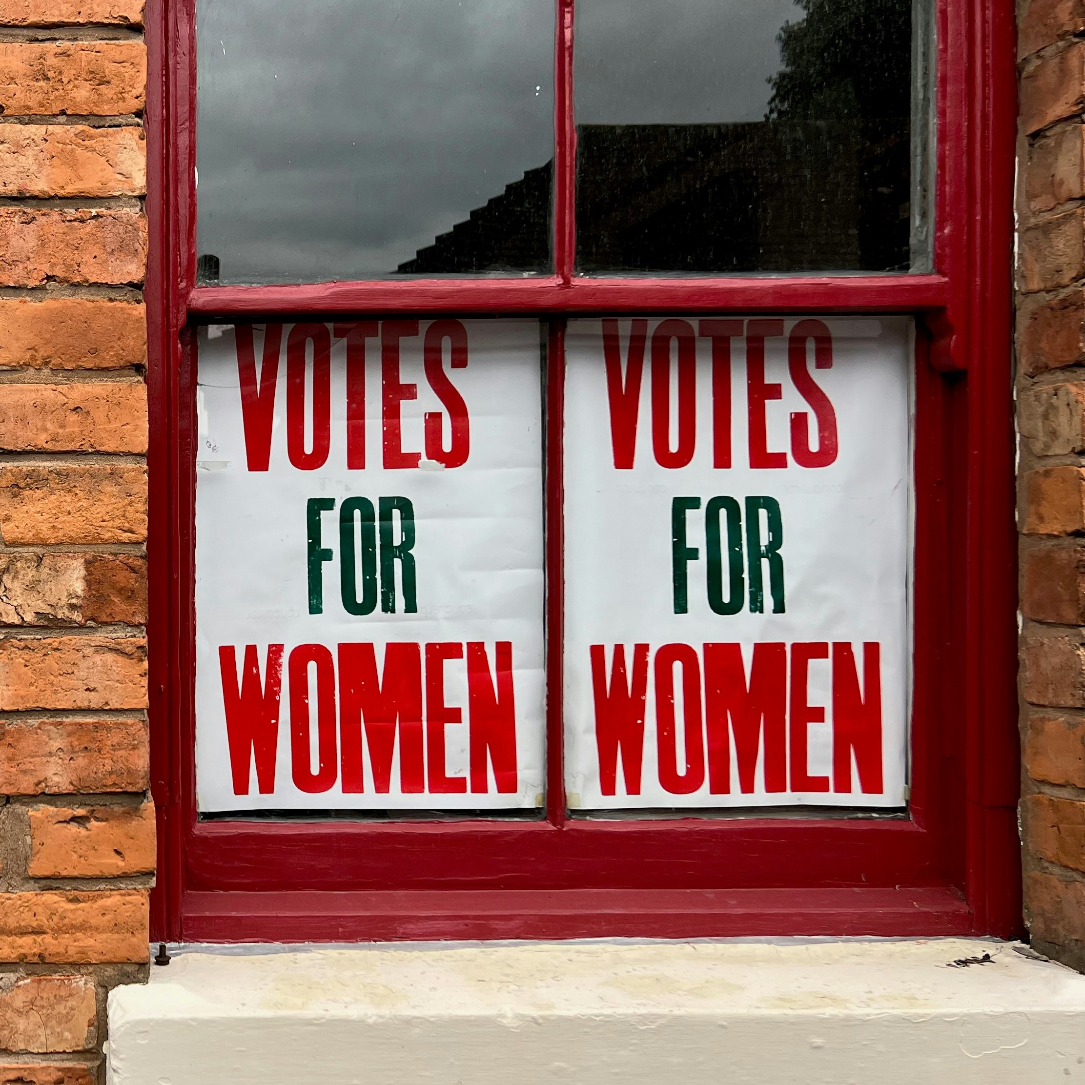 Le centenaire du droit de vote des femmes episode artwork